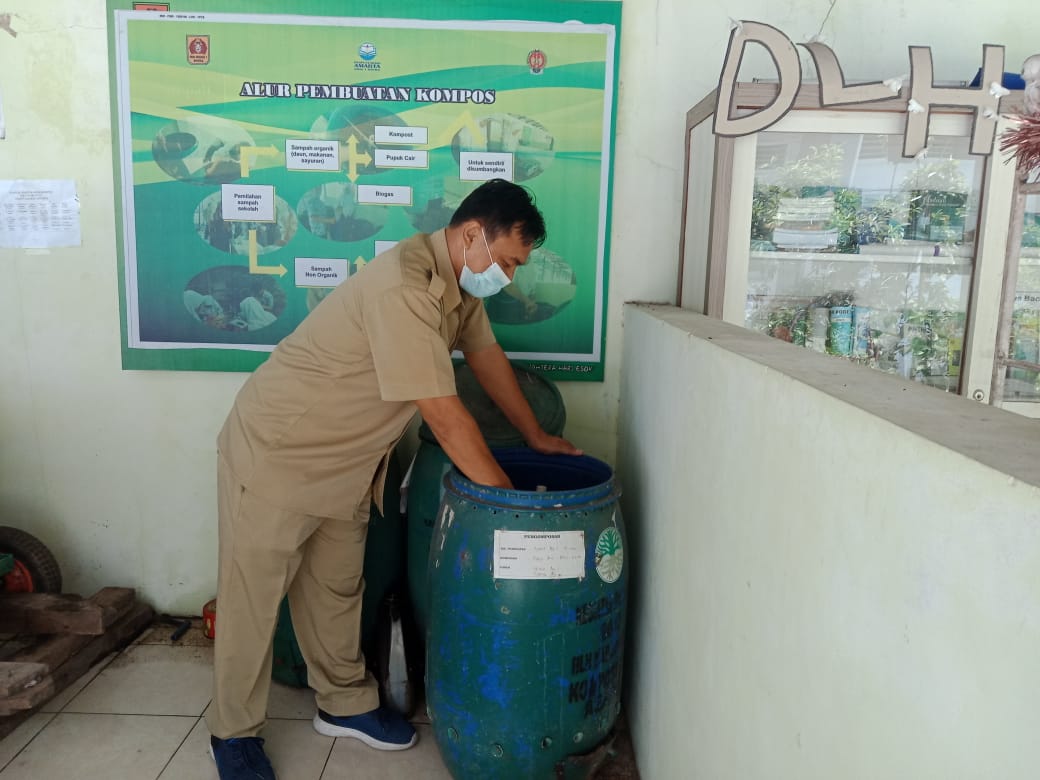 Menyiram Kompos