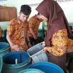 Menyiramkan Cairan Kompos